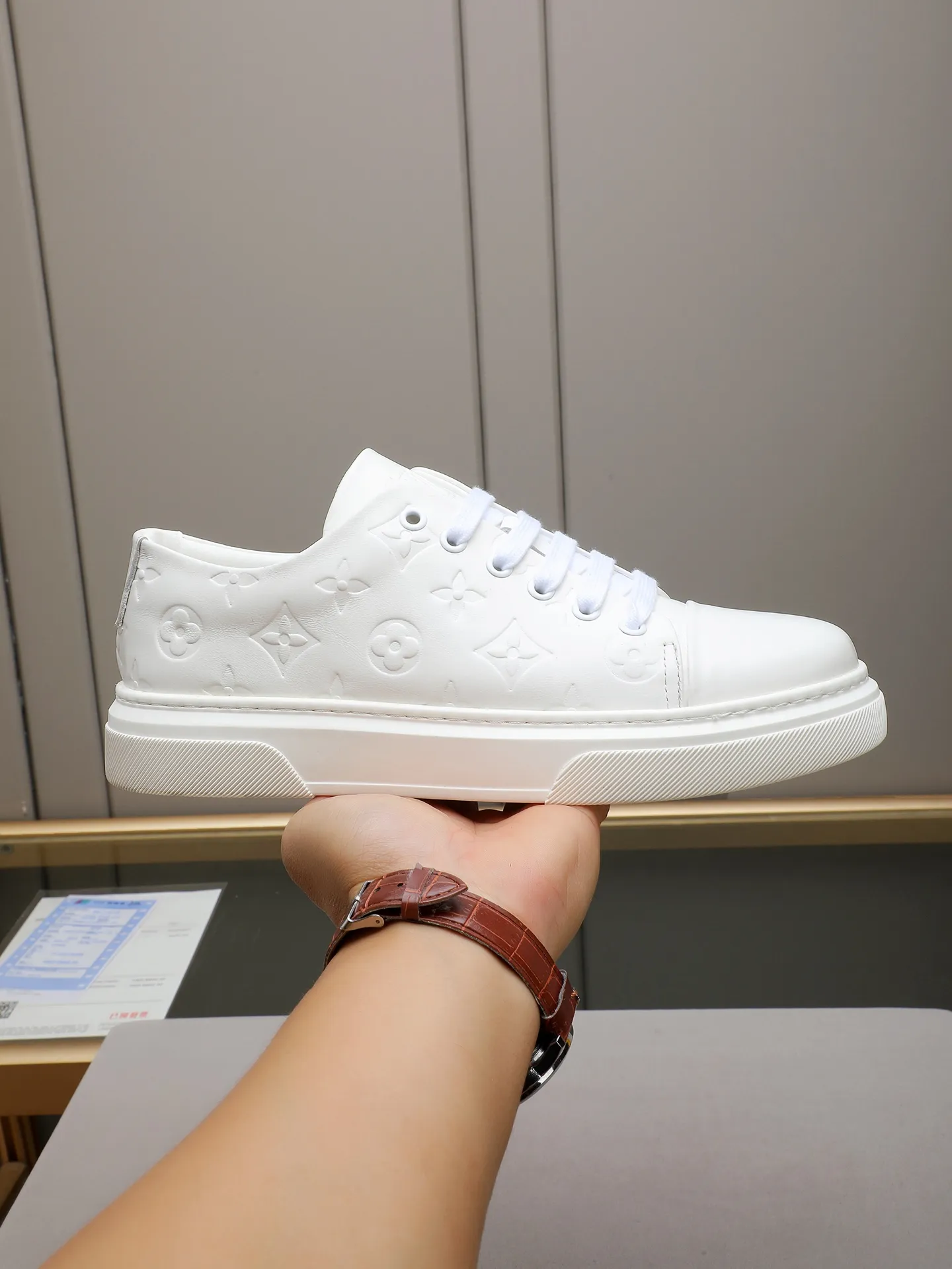 The main model 👍👍👍P420 is the new LOUIS VUITTON [Luden Yiwei]——LV upper [Lv]🇮🇹Imported first-layer cowhide embossed🇩🇪Inside imported sheepskin lining ➕Non-slip and wear-resistant outsole. Every man's identity is reflected in his elegant and stable upper shoes🚶🏻🚶🏻📯 No matter the wind or rain, the shoe last remains unchanged and can stand the test of time🔍️. ——Code number: 38-44 (45 can be customized)